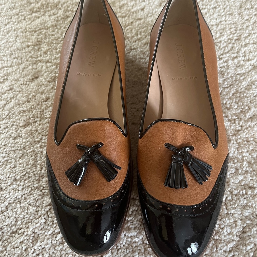 J CREW NEW, TONI TASSEL BLACK & TAN SLIP ON PATENT LEATHER LOAFERS/SPATS. SIZE 8